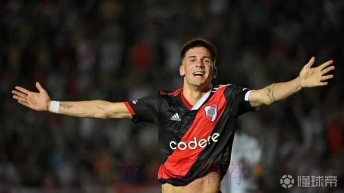 每体：马斯坦托诺大脚把球踢上看台 险些击中球迷